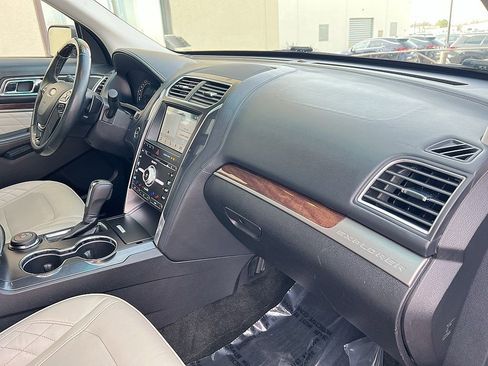 Used 2017 Ford Explorer Platinum image 26