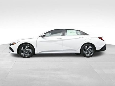 Used 2025 Hyundai Elantra SEL FWD image 34
