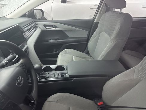 Used 2025 Toyota Camry LE w/ Convenience Package image 9