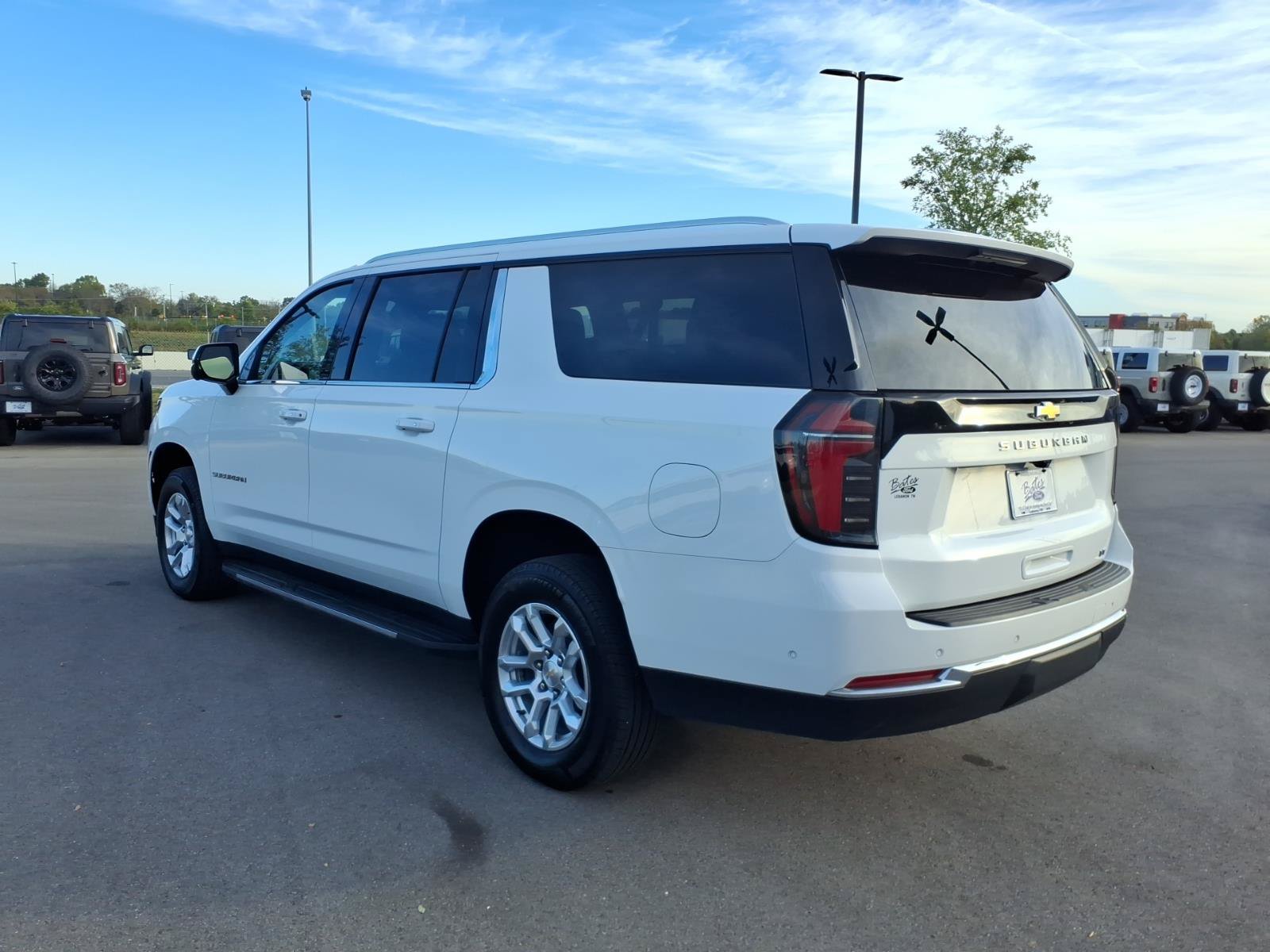Used 2025 Chevrolet Suburban LT RWD image 5
