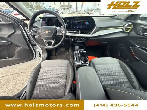 Certified 2025 Chevrolet Trax LT w/ Driver Confidence Package image 19