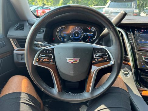 Used 2020 Cadillac Escalade Luxury AWD/4WD image 12