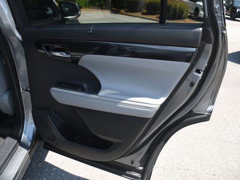 Used 2025 Toyota Highlander XLE AWD/4WD image 20