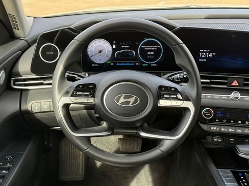 Used 2025 Hyundai Elantra Limited image 28