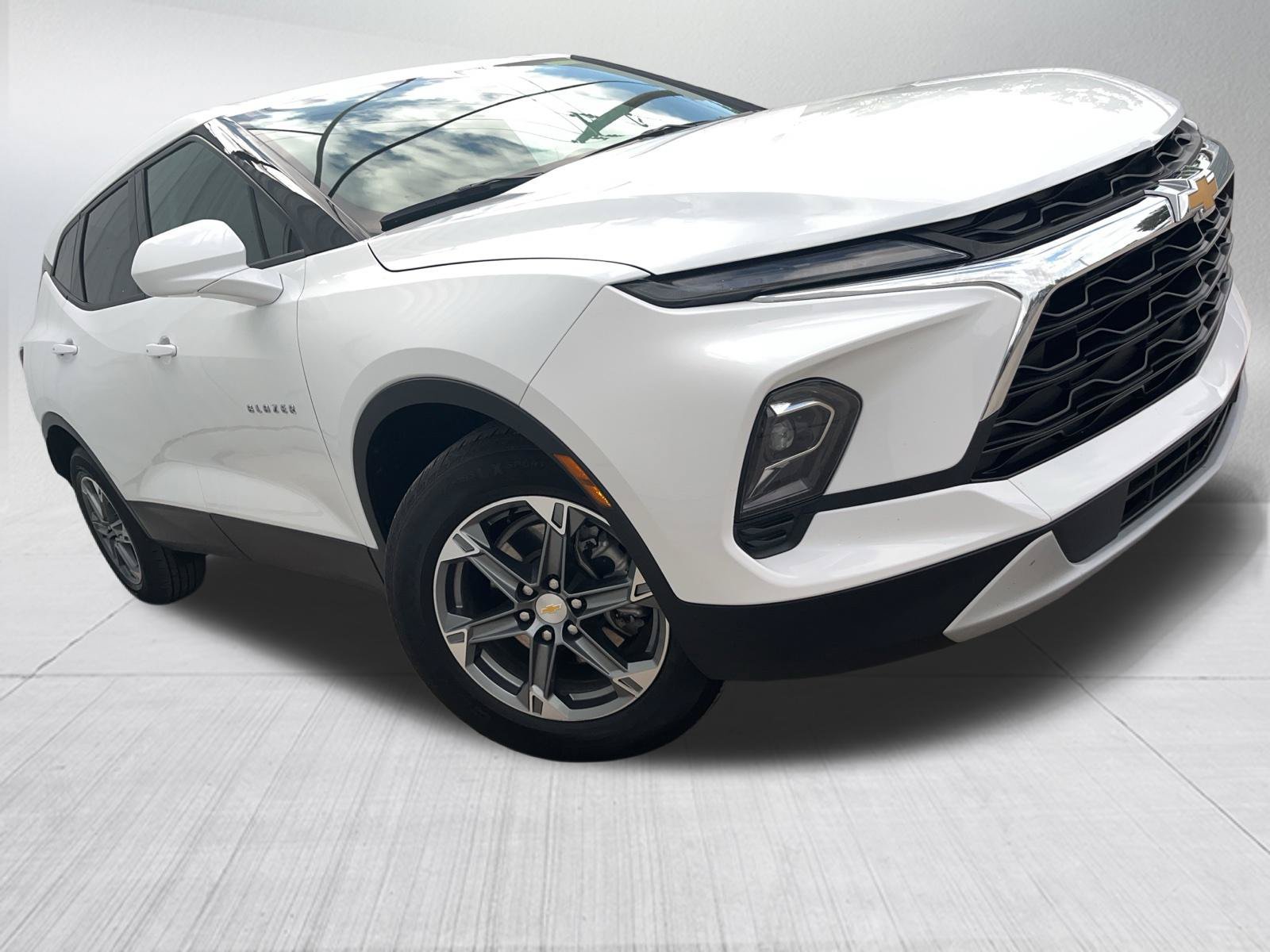 Used 2025 Chevrolet Blazer LT FWD image 3