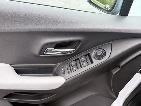 Used 2017 Chevrolet Trax LS AWD/4WD image 18