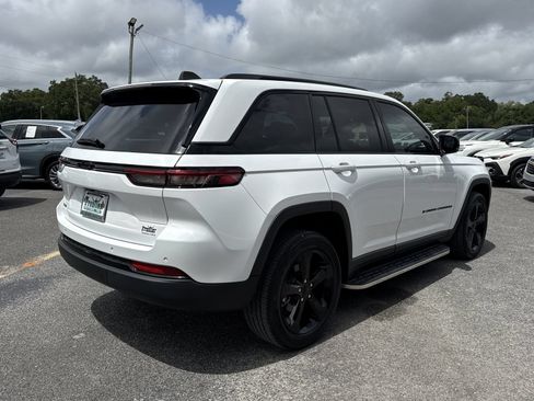 Used 2023 Jeep Grand Cherokee Altitude AWD/4WD image 5