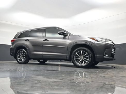 Used 2017 Toyota Highlander XLE AWD/4WD image 29