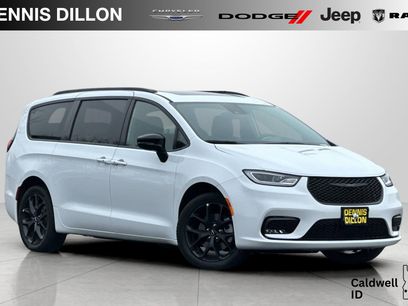 Used 2024 Chrysler Pacifica Limited w/ Uconnect Theater Family Group