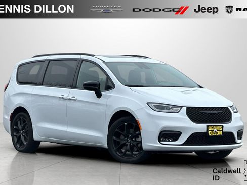 Used 2024 Chrysler Pacifica Limited w/ Uconnect Theater Family Group image 1