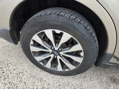 Used 2016 Subaru Outback 2.5i Limited AWD/4WD image 10