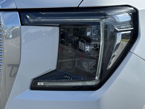 Used 2021 GMC Yukon Denali AWD/4WD image 6