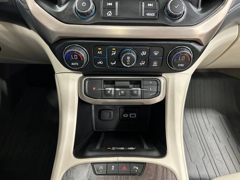 Used 2023 GMC Acadia Denali w/ Denali Technology Package AWD/4WD image 26