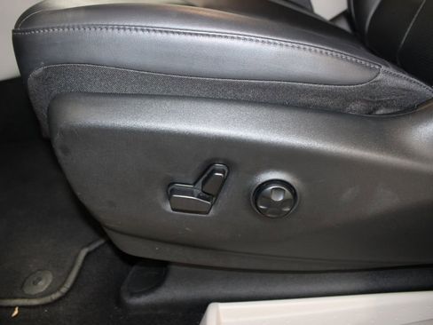 Used 2024 Chrysler Pacifica Touring-L image 17