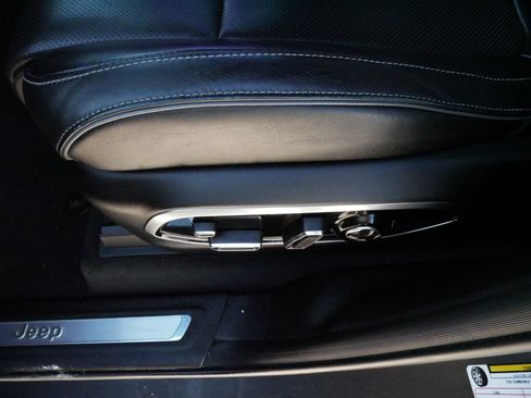 Used 2022 Jeep Grand Cherokee Overland w/ Luxury Tech Group IV image 20