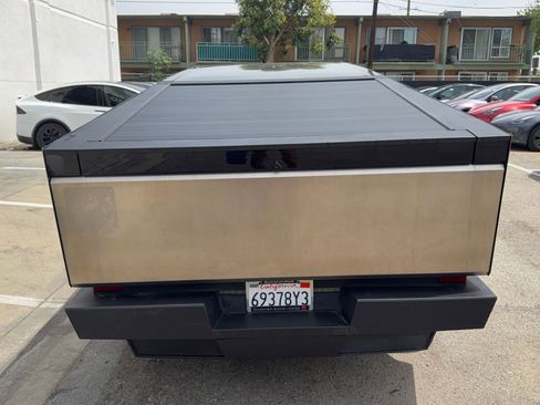 Used 2024 Tesla Cybertruck AWD Crew Cab image 5