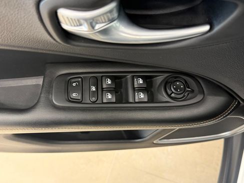Used 2018 Jeep Compass Latitude FWD image 12