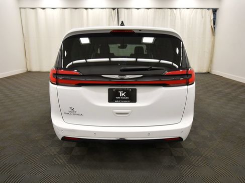 Used 2023 Chrysler Pacifica Touring-L FWD image 5