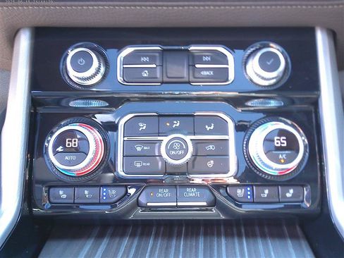 Used 2024 GMC Yukon XL Denali w/ Advanced Technology Package AWD/4WD image 21