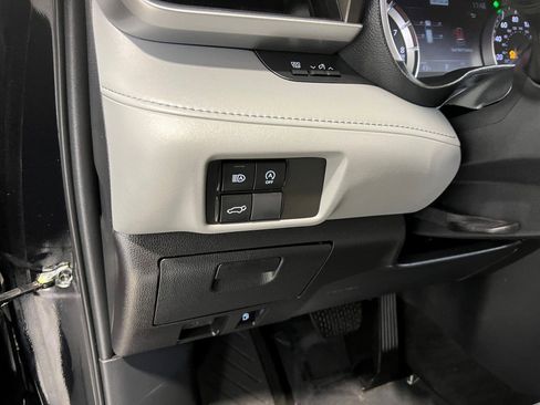 Used 2023 Toyota Highlander XLE image 32