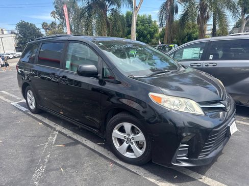 Used 2020 Toyota Sienna LE FWD image 1