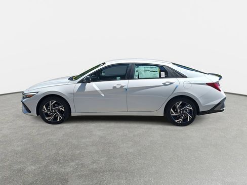 Used 2025 Hyundai Elantra SEL FWD image 8