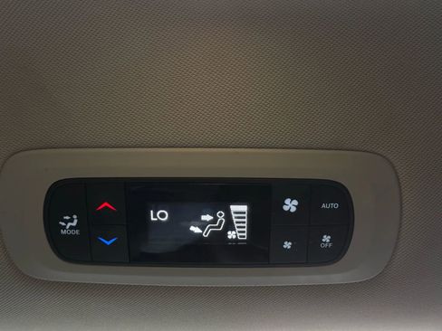 Used 2020 Chrysler Pacifica Touring-L image 40