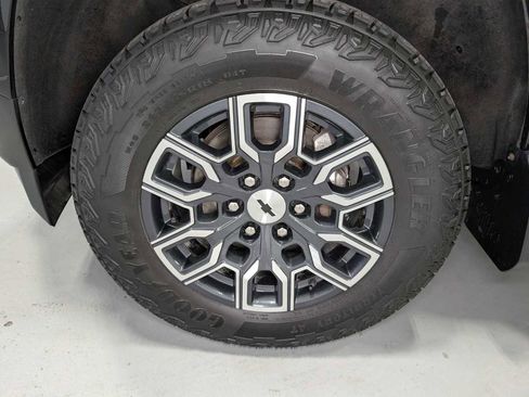 Used 2023 Chevrolet Colorado Z71 w/ Z71 Convenience Package 2 AWD/4WD image 3