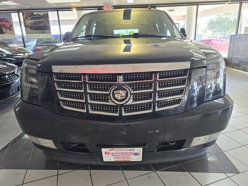 Used 2011 Cadillac Escalade ESV Luxury image 3