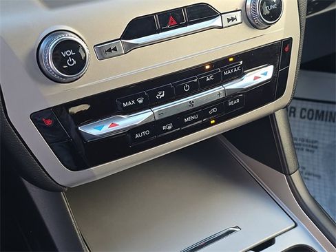 Used 2022 Ford Explorer XLT image 26