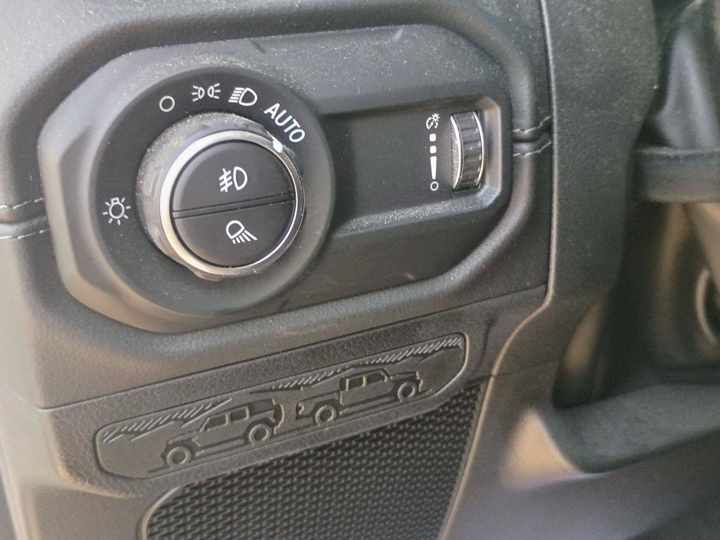 Used 2024 Jeep Gladiator Mojave w/ Technology Group AWD/4WD image 13