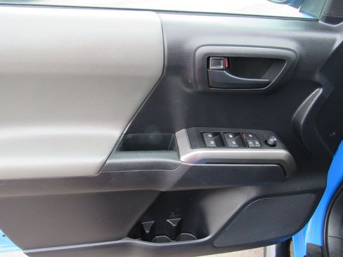 Used 2020 Toyota Tacoma SR5 w/ Blackout Package AWD/4WD image 12