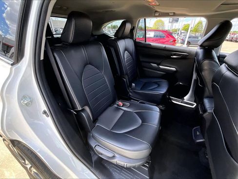 Used 2022 Toyota Highlander XLE image 21