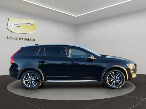 Used 2017 Volvo V60 T5 Cross Country w/ Convenience Package image 8