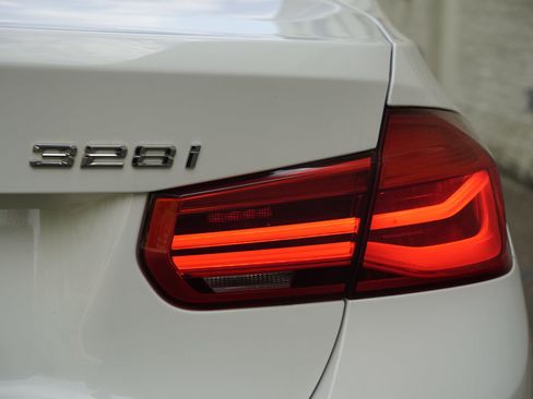 Used 2016 BMW 328i xDrive Sedan AWD/4WD image 11