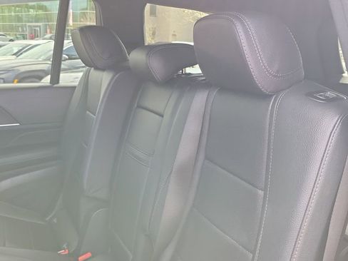 Used 2024 Mercedes-Benz GLS 450 4MATIC image 11