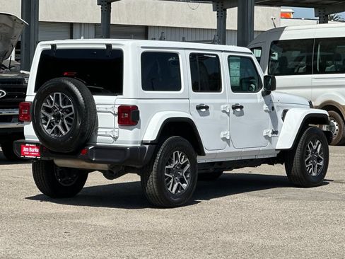 Used 2025 Jeep Wrangler Unlimited Sahara AWD/4WD image 3