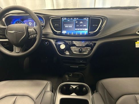 New 2026 Chrysler Pacifica Select image 13