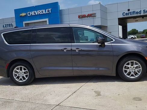 Used 2023 Chrysler Pacifica Touring-L FWD image 9