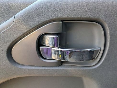 Used 2017 Nissan Frontier SV image 11