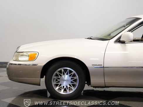 Used 2000 Lincoln Town Car Signature RWD image 24