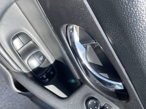 Used 2017 Nissan Rogue SV AWD/4WD image 16