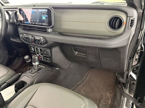 Used 2024 Jeep Gladiator Mojave AWD/4WD image 17
