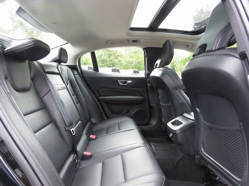 Used 2022 Volvo S60 B5 Momentum w/ Premium Package image 17