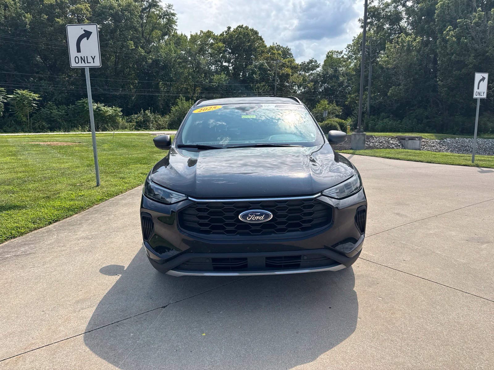 Used 2025 Ford Escape ST-Line FWD image 2