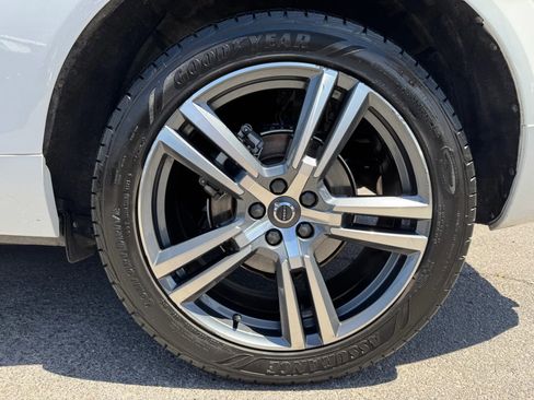 Used 2021 Volvo XC60 T5 Momentum w/ Premium Package FWD image 9