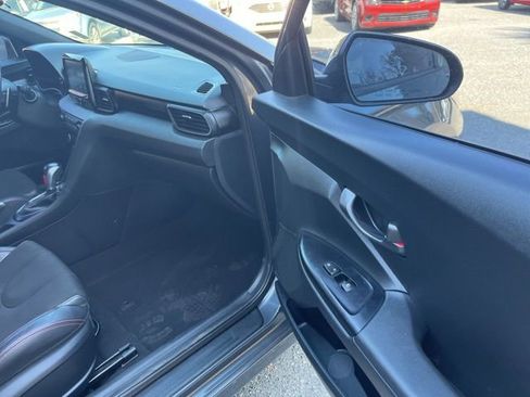 Used 2019 Hyundai Veloster 2.0 Premium image 18