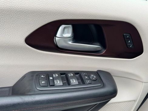 Used 2017 Chrysler Pacifica Limited image 18