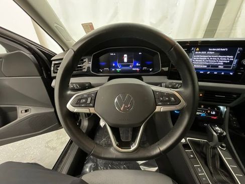 Used 2025 Volkswagen Jetta SE FWD image 11