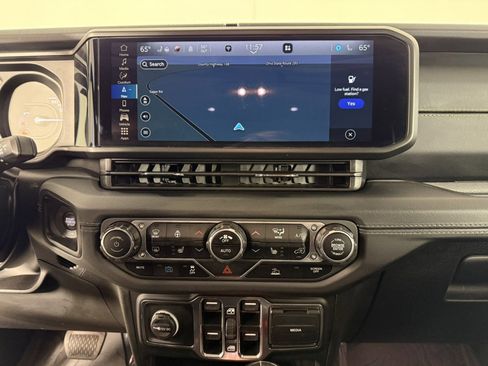 Used 2024 Jeep Wrangler Unlimited Sahara w/ Technology Group AWD/4WD image 18